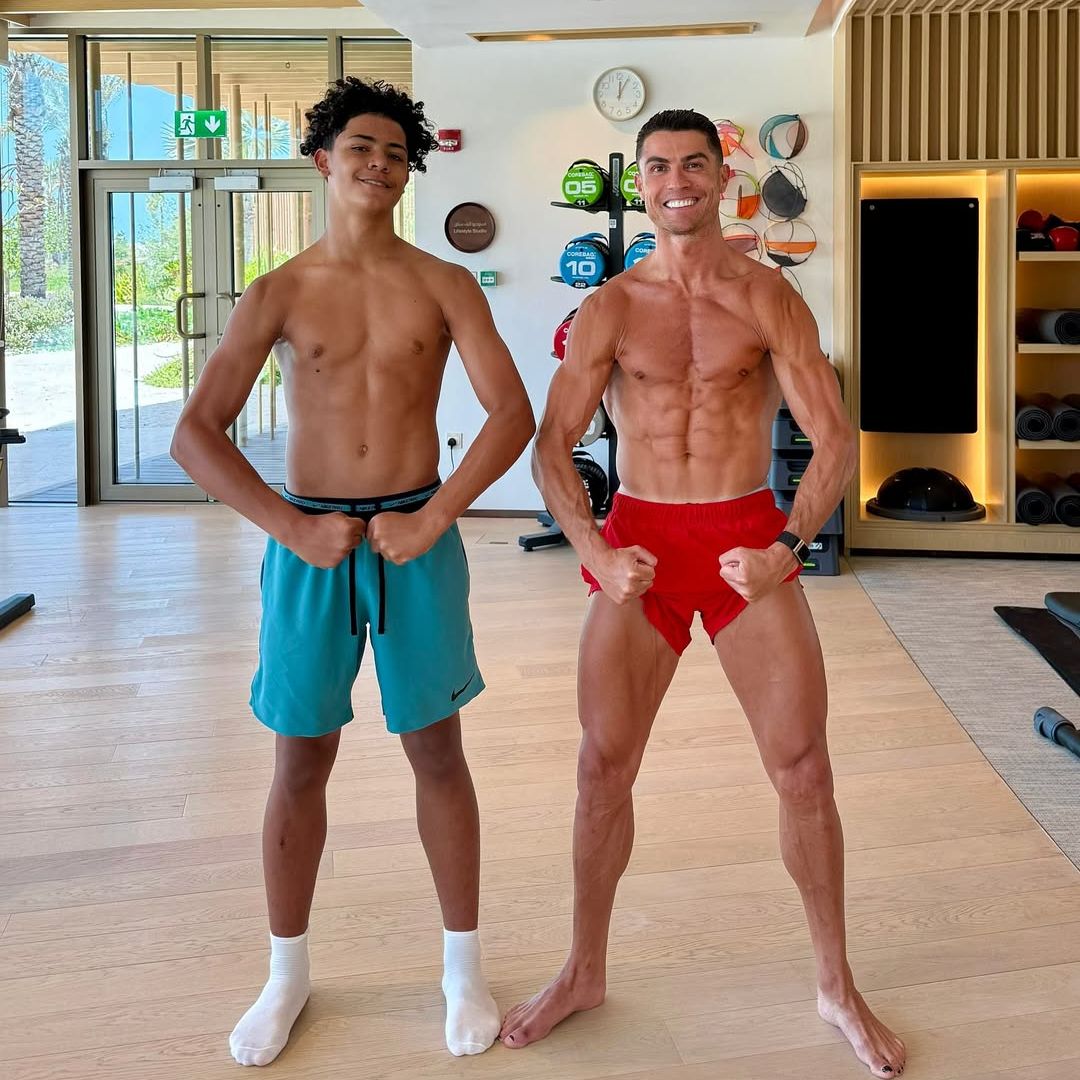 Cristiano Ronaldo y su hijo presumen de músculos en su última foto y las redes alucinan