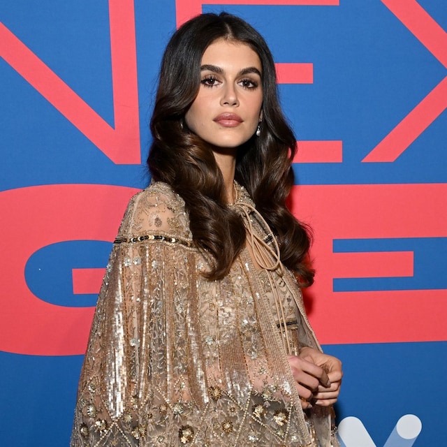 Plano medio de Kaia Gerber con minivestido-joya 