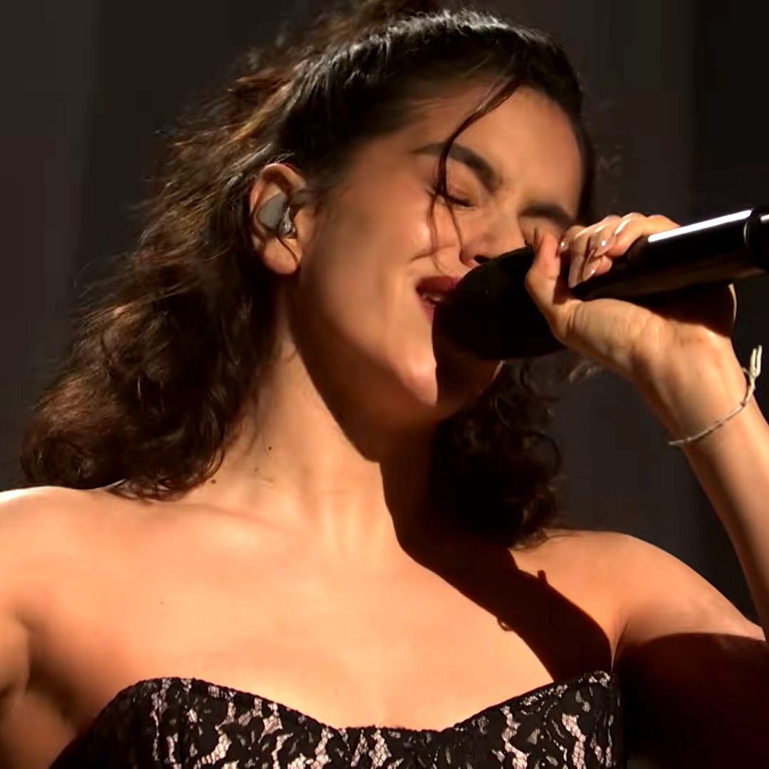 Rosalía embruja a todos en el 'Saturday Night Live': canta su tema 'Reliquia' con los pies en punta y hace de mujer divorciada