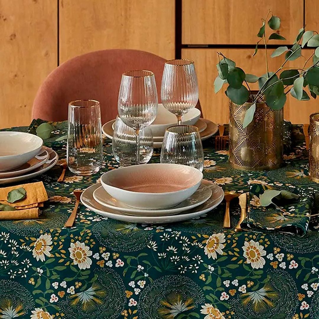 Los 10 hules y manteles antimanchas con más estilo para vestir la mesa del comedor