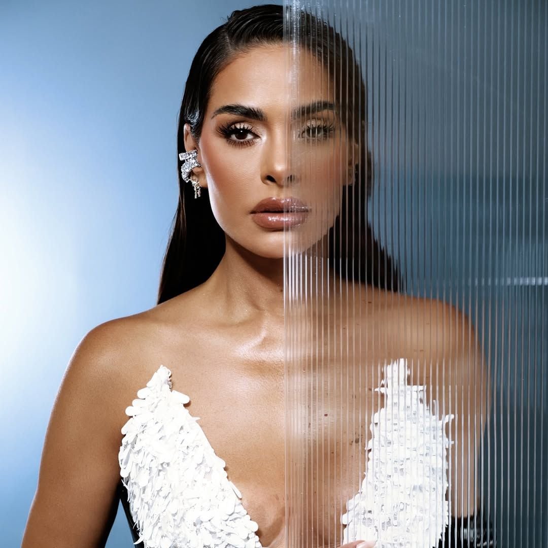 El maquillaje y el peinado van de la mano con el poder innato del vestido