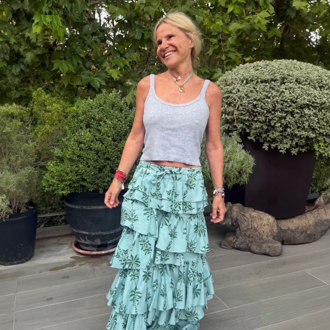 Eugenia Martínez de Irujo tiene la falda larga que mejor funciona cuando hace mucho calor: cómoda, bohemia y de firma española