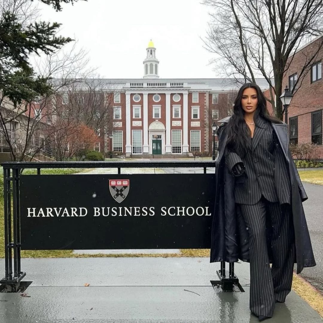 Kim compartió en sus redes sociales vistazos de su camino como estudiante.