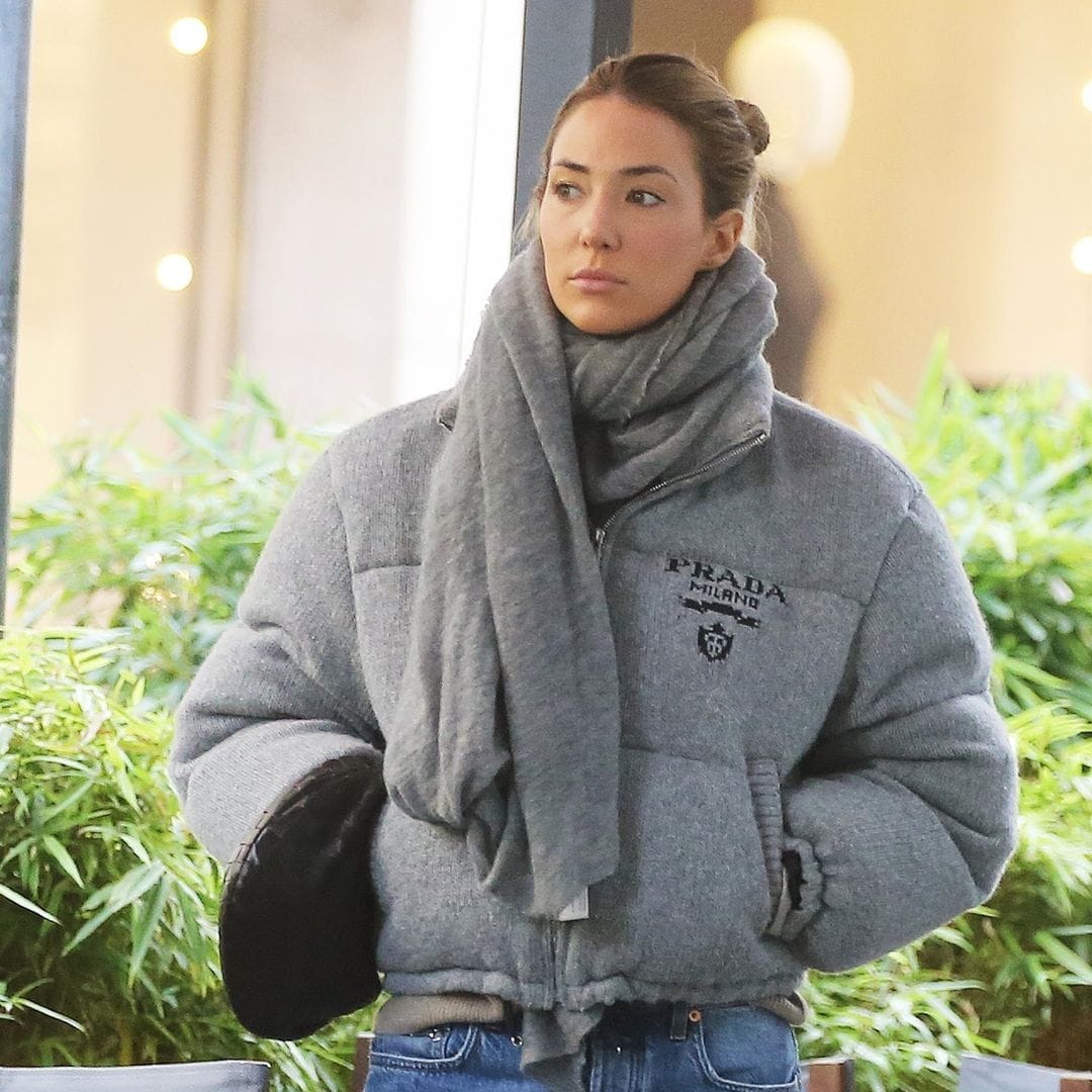 Alice Campello y su look de 'lujo casual' en Milán: vaqueros, plumífero y accesorios exclusivos