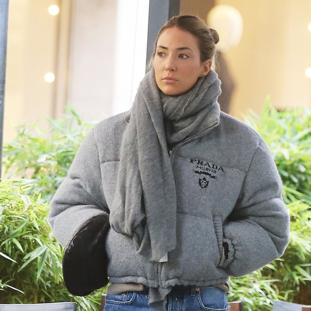 Plano entero de Alice Campello con look de vaqueros y plumífero