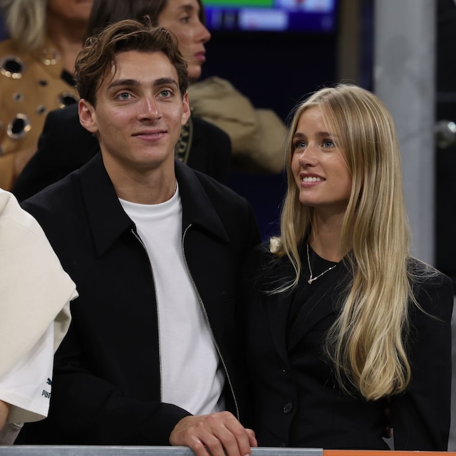 Plano medio de Armand Duplantis y Desire Inglander en un partido de fútbol