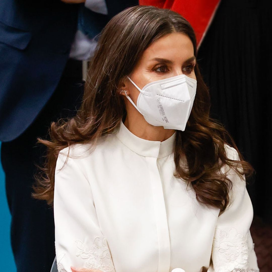 La Reina actualiza la moderna blusa con mangas 'puffy' que fascinó en Seúl