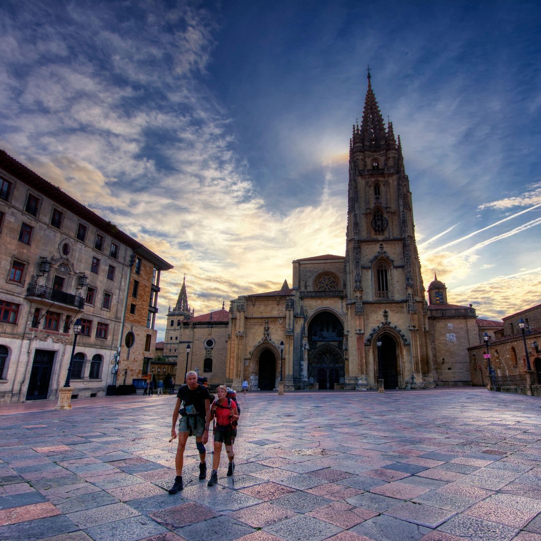 Peregrinos por el Camino Primitivo de Oviedo, catedral