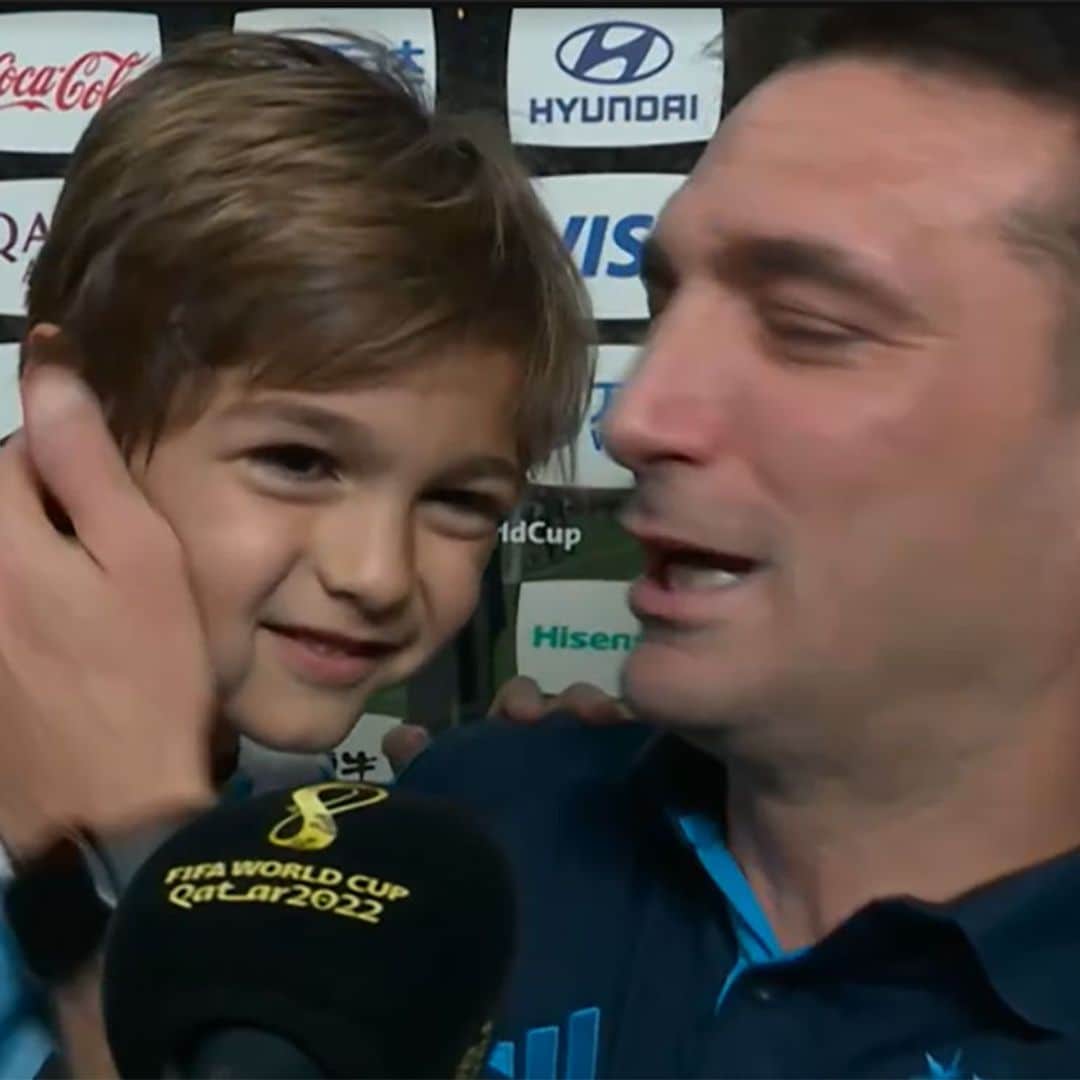 El entrenador de Argentina Lionel Scaloni, entre lágrimas y con su hijo en brazos, le dedica el Mundial a sus padres