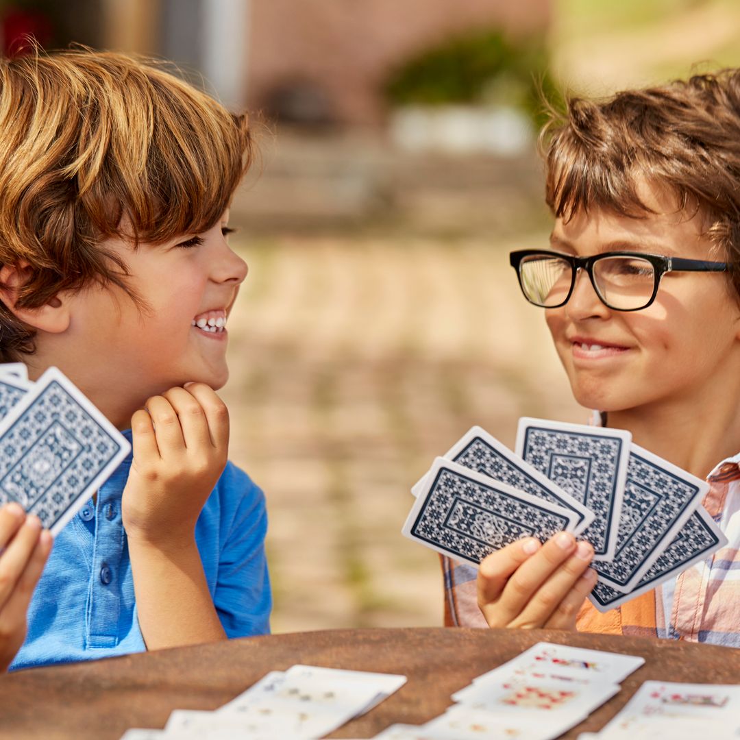 Del 'Mentiroso' a la 'Siete y Media': los juegos de cartas que harán que tus hijos se olviden del móvil en las noches de verano