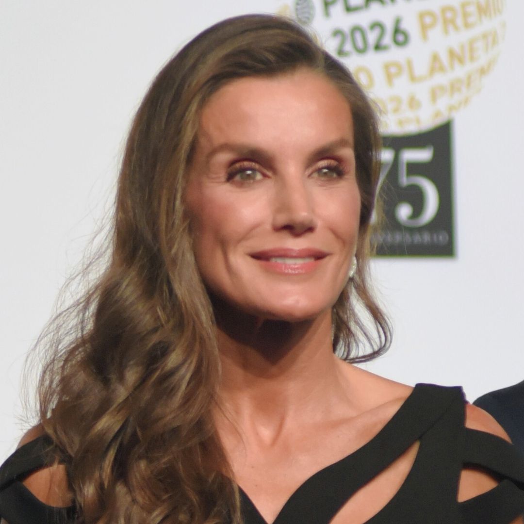 La reina Letizia, pura elegancia en Barcelona: estrena un vestido negro de silueta sirena con un original juego de aberturas en el escote