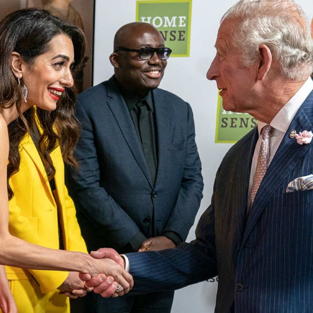 Amal Clooney, acompañada por uno de los referentes de su vida en una noche junto al príncipe Carlos