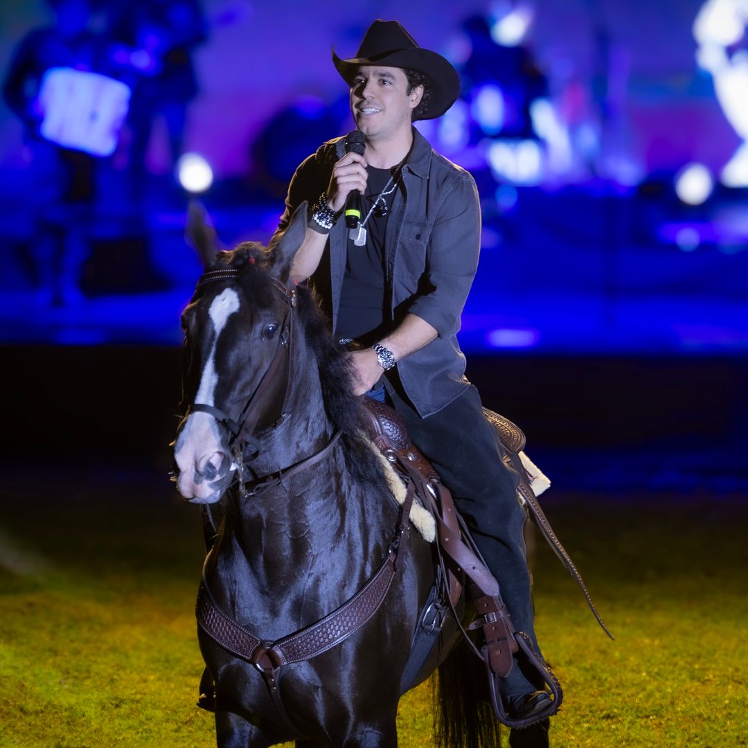 Lalo Capetillo presenta, a caballo, su nuevo concepto musical inspirado en Joan Sebastian: 'Siempre fue mi sueño'