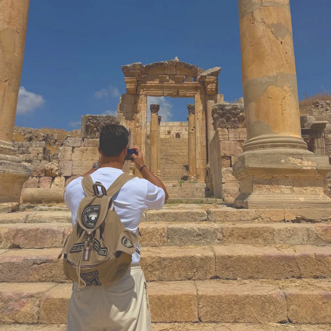 Jaime Astraín fotografiando la ciudad de Jerash, Jordania