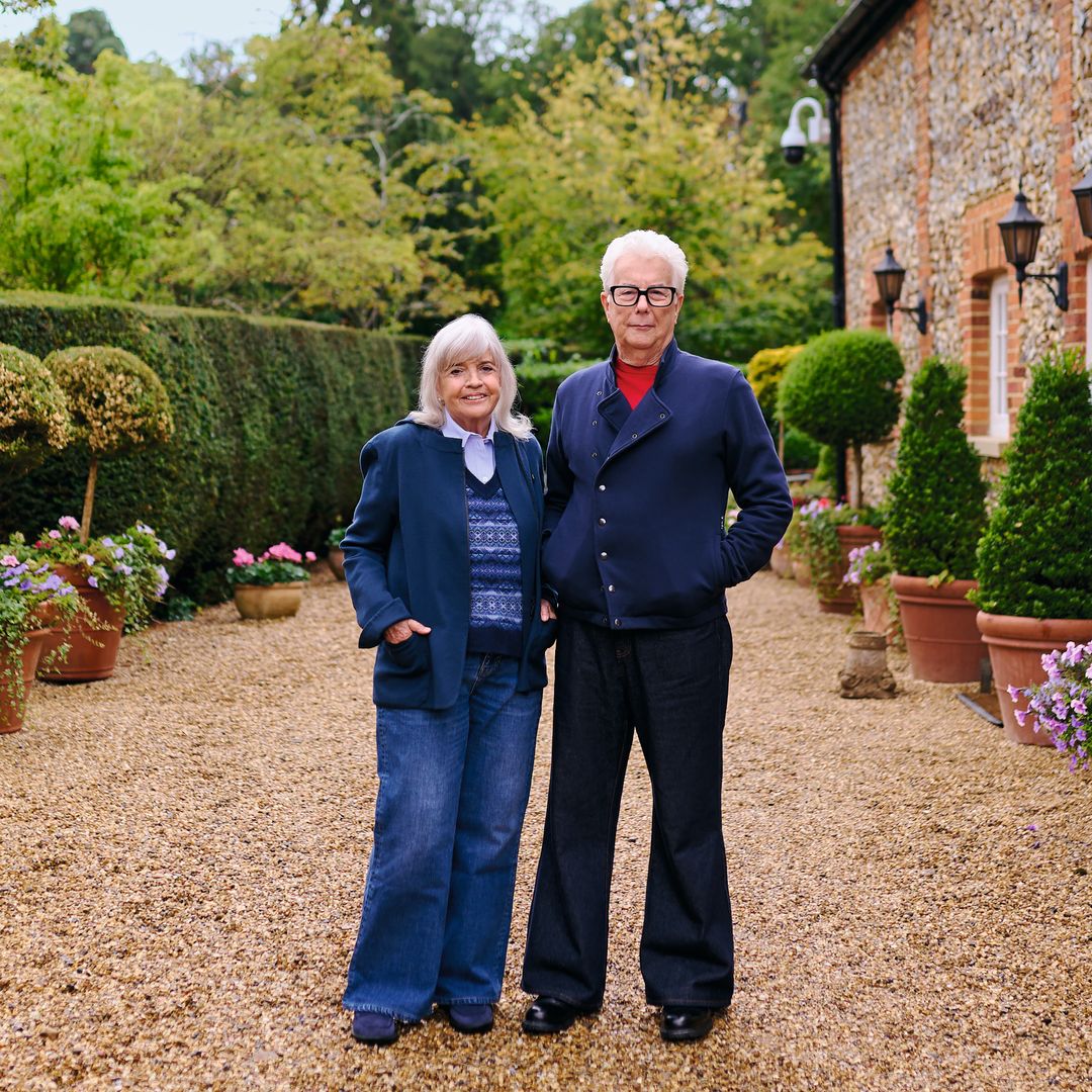 El escritor Ken Follett nos abre las puertas de su casa junto a su mujer, Barbara: "Ella se encarga del negocio y yo escribo los libros"
