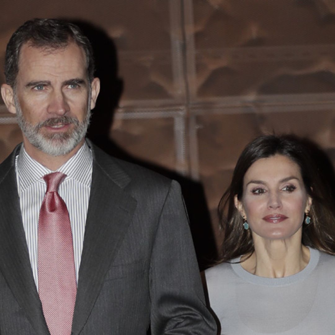 Los reyes Felipe y Letizia presiden un acto mientras don Juan Carlos recibe el alta