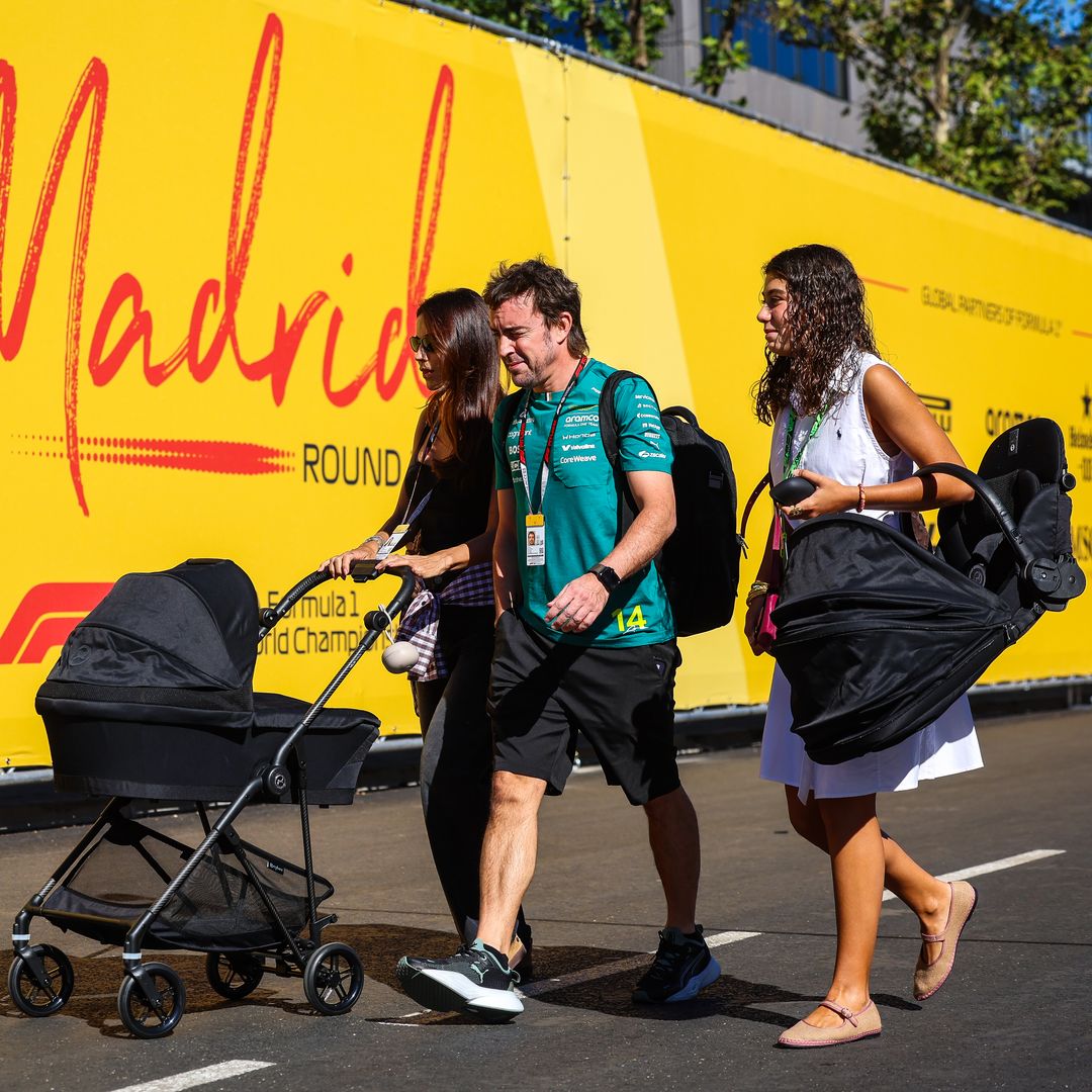 La pareja llegando a Madring con el pequeño Leonardo, quien ha estado en su carrito