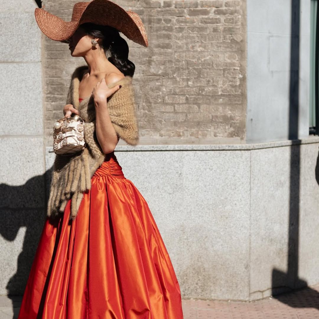 "En cuanto lo vi, supe que no quería ninguno más": Isabel, la invitada que combinó un vestido rojo con pamela XL y estola de visón 