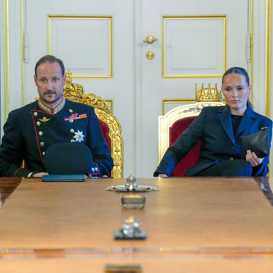 Haakon de Noruega reaparece para comunicar al gobierno la muerte de su padre y anunciar con qué nombre reinará