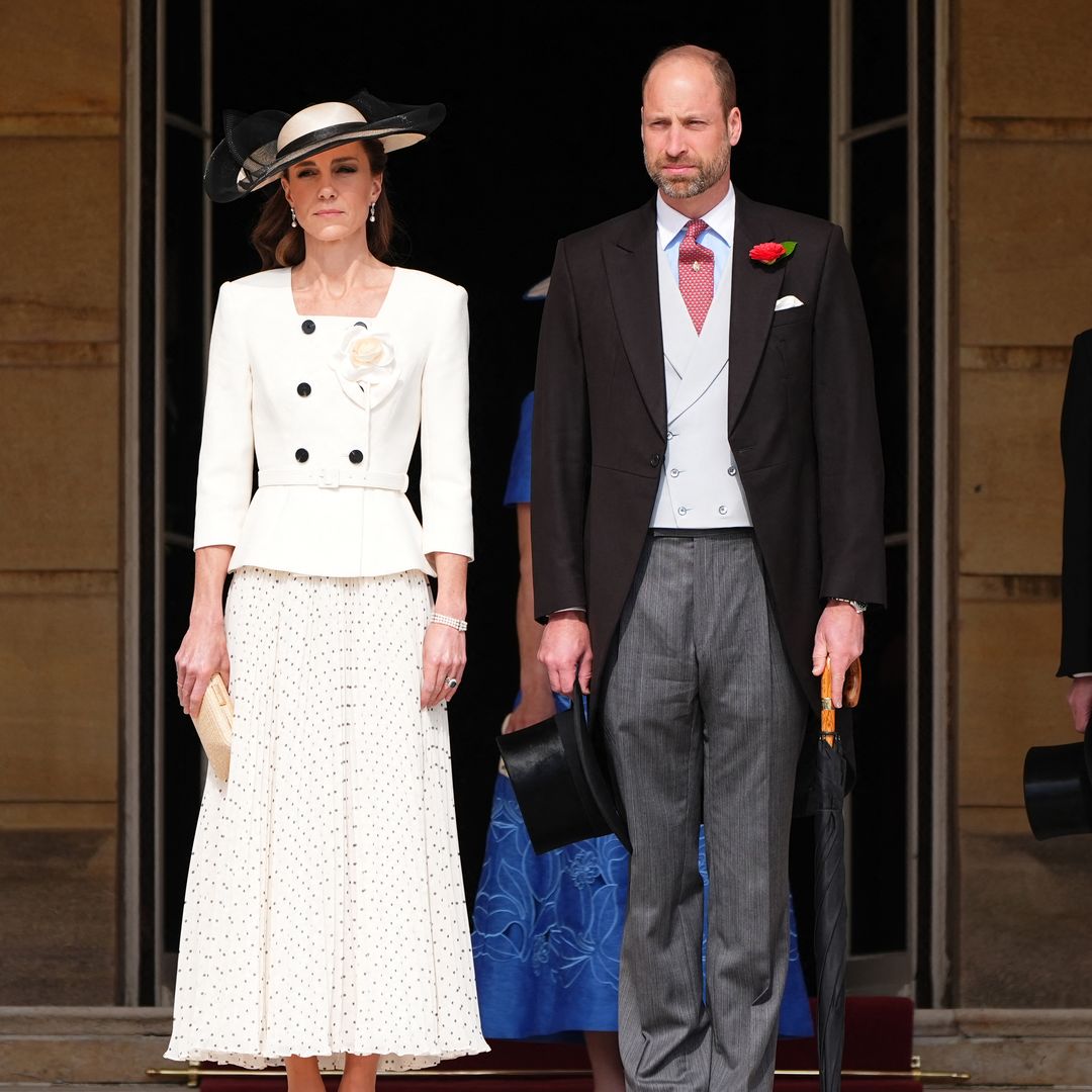 Kate Middleton deslumbra con un impecable look en blanco y negro en la gran fiesta del jardín en Palacio junto al príncipe Guillermo