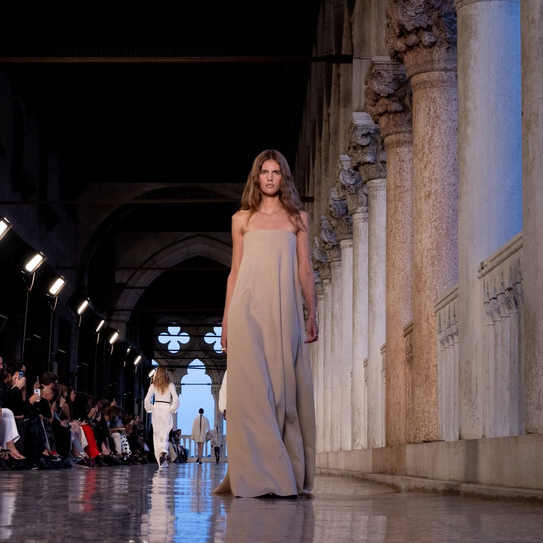Max Mara recrea prendas de hace 40 años para su espectacular desfile en el Palazzo Ducale de Venecia