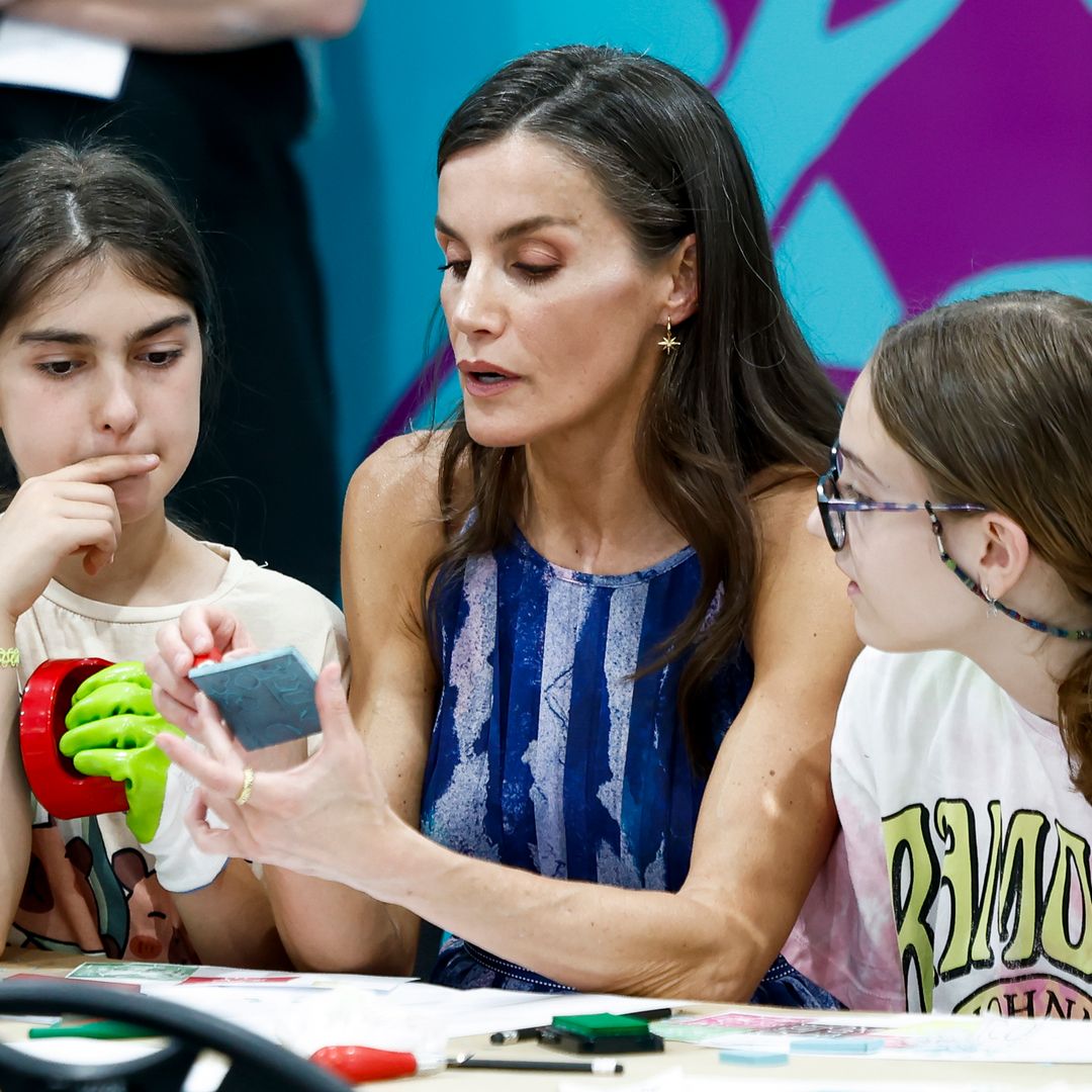 La divertida conversación de la reina Letizia con unos niños sobre su radio escolar y su consejo: "¿Hay algo mejor?"