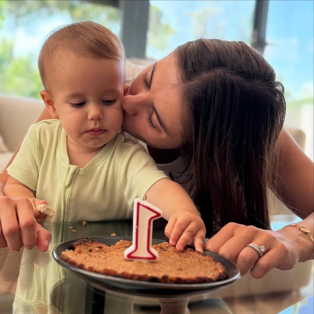 Michelle Renaud y Matías Novoa celebran en España el primer cumpleaños de Milo