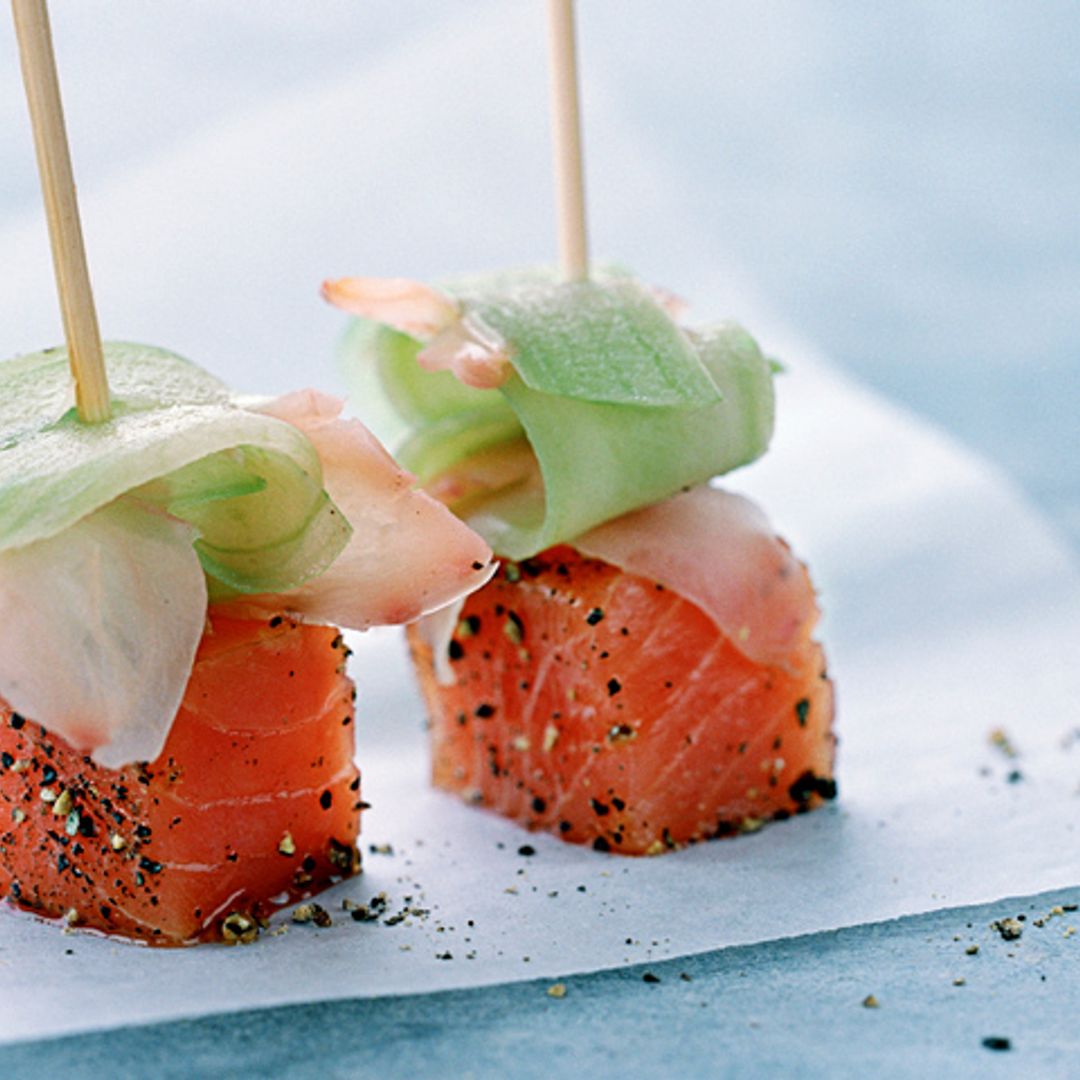 Brochetas de salmón con jengibre y pepino