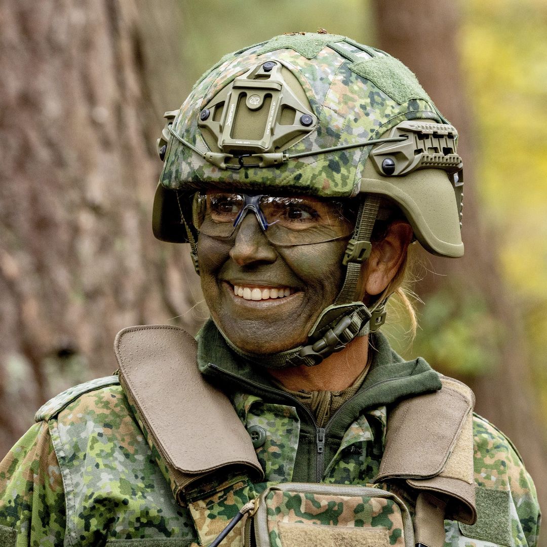 Máxima de Holanda se enfrenta al barro: las fotos de su entrenamiento militar más sorprendente