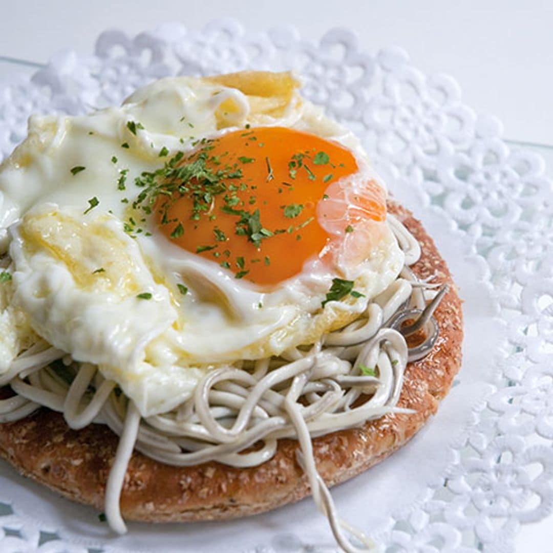 Tosta de gulas con huevo