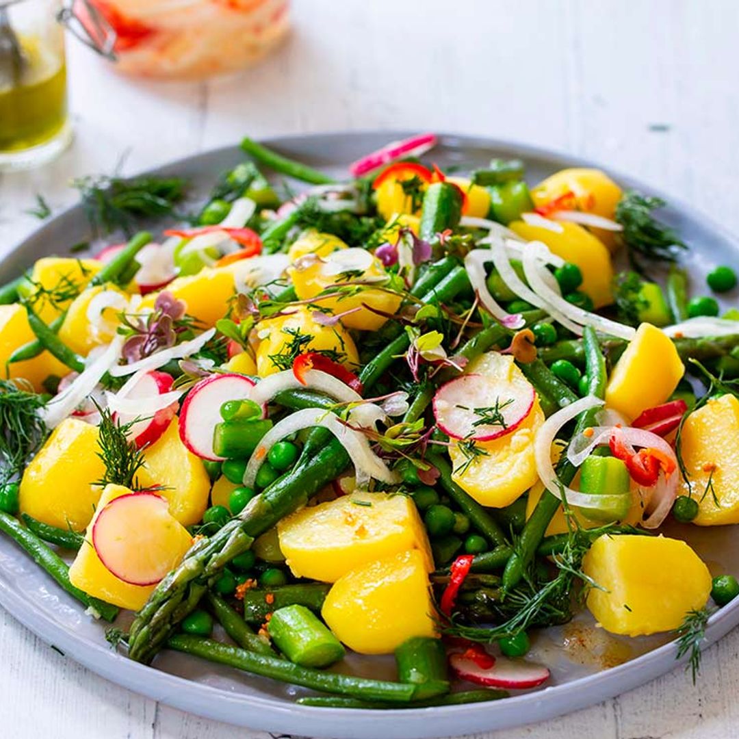 Ensalada veraniega de patata, judías, espárragos y guisantes