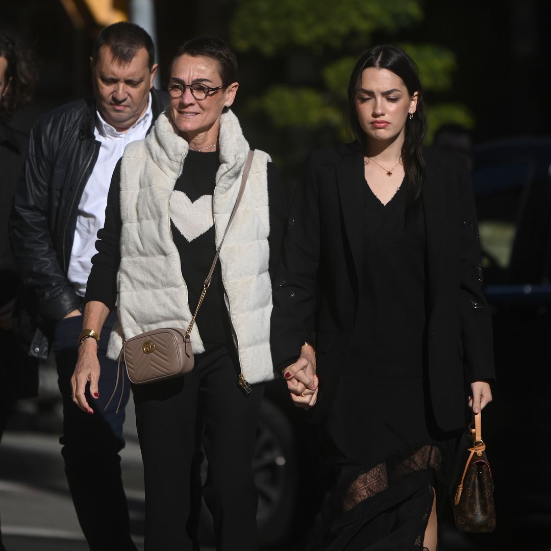 El dolor de Sol Daurella, presidenta de Coca-Cola, en el funeral de su marido Carles Vilarrubí arropada por amigos como Ana Botín