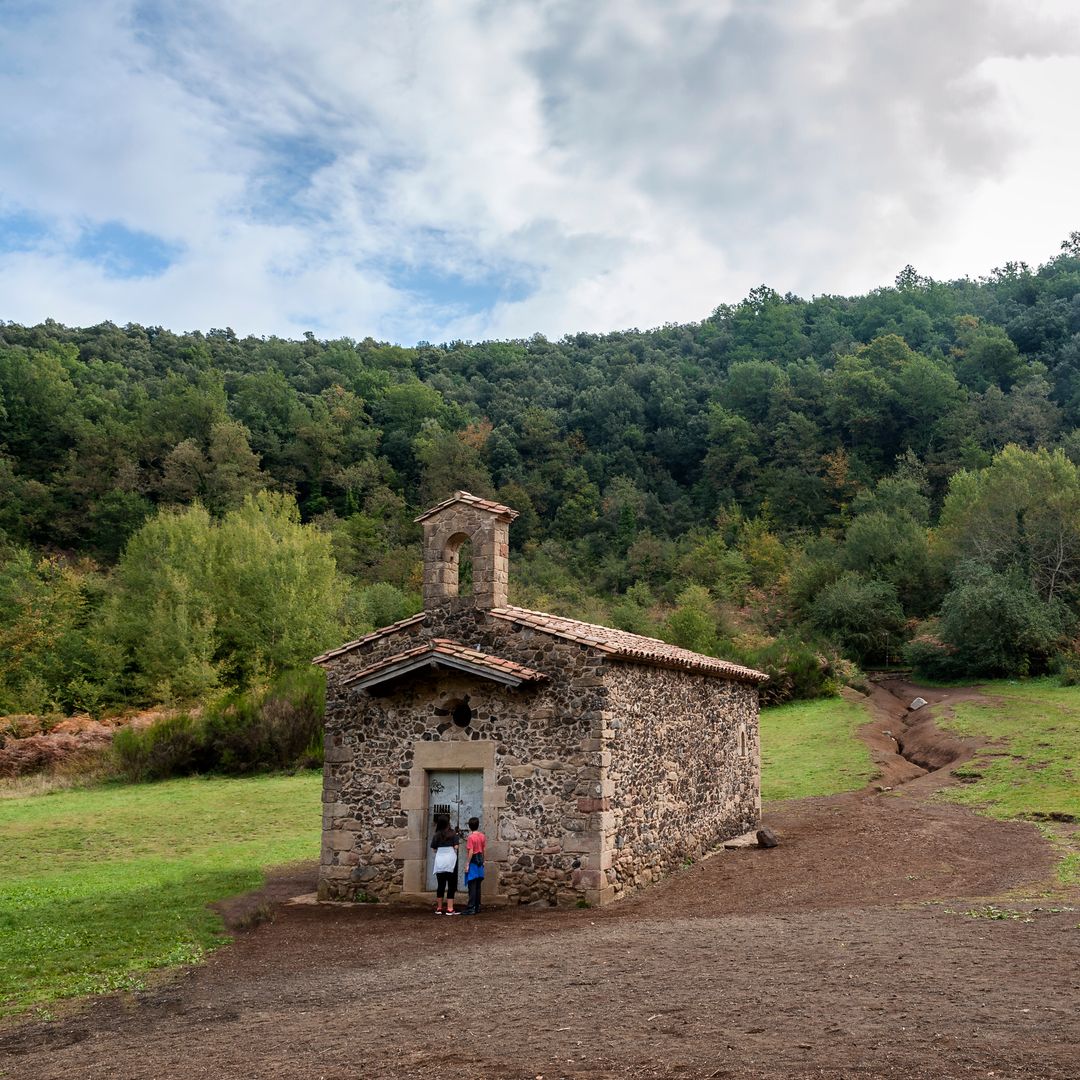 La sorprendente ermita que esconde Cataluña y está construida dentro de un volcán