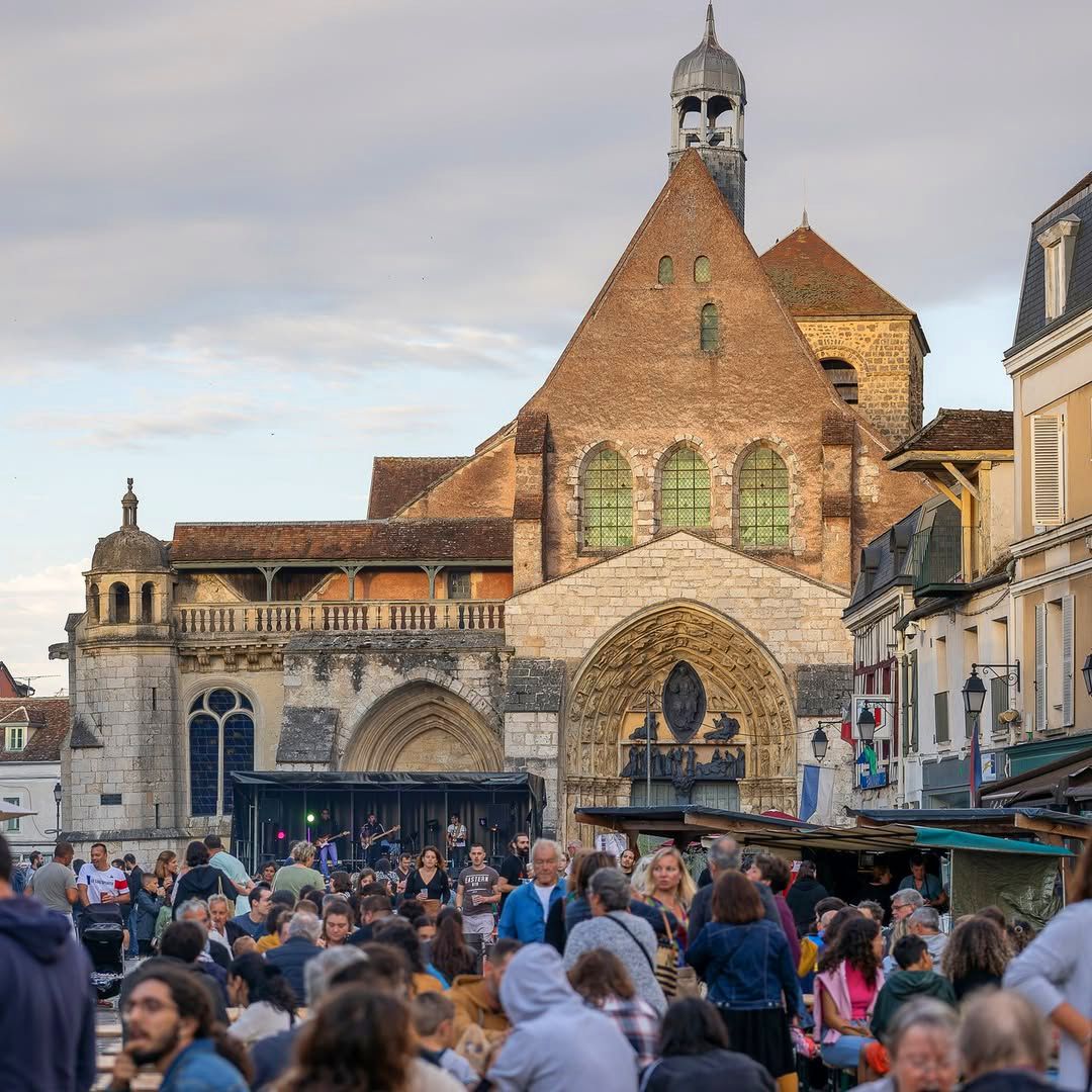 Plaza Saint-Ayoul, Provins, Francia