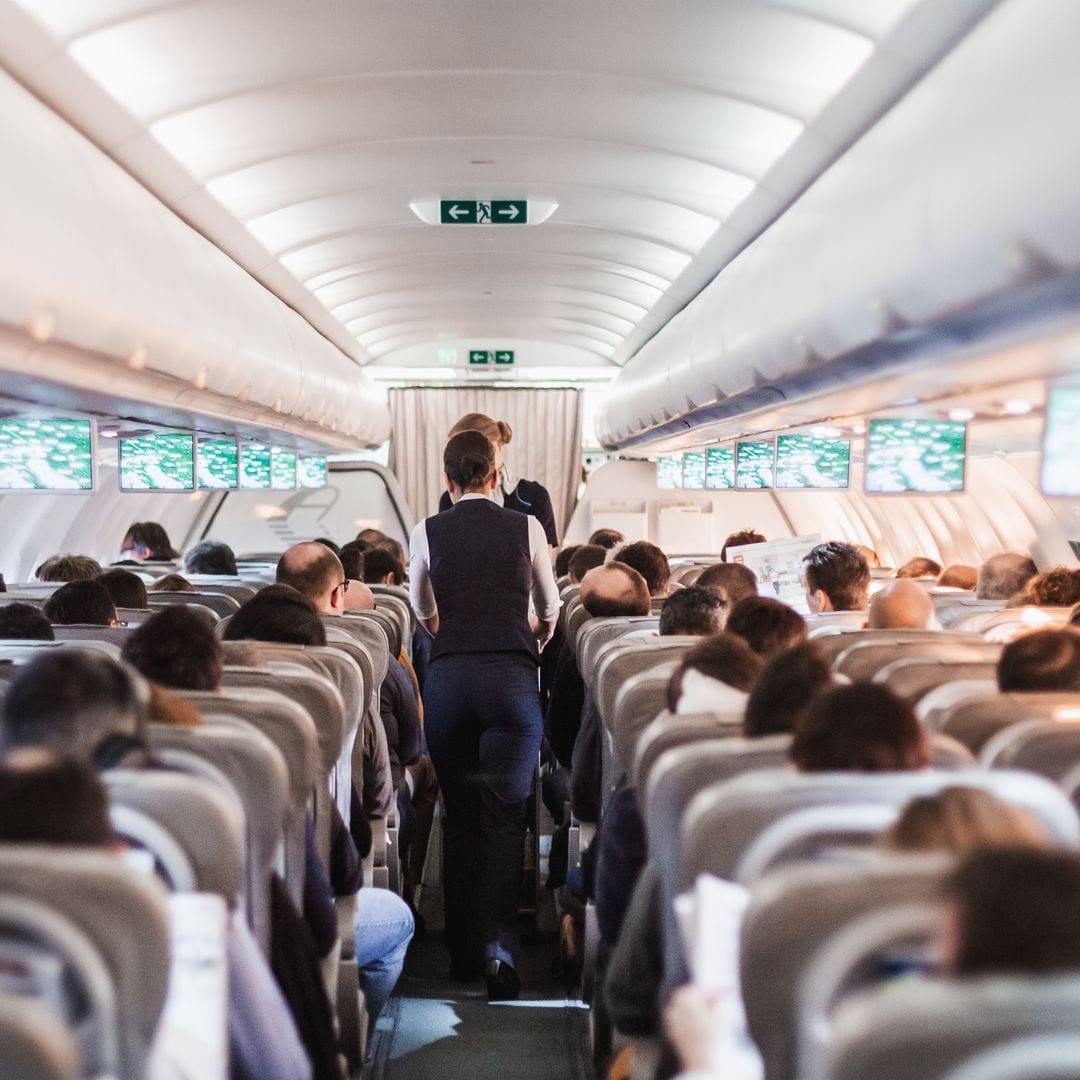 Interior de un avión de pasajeros