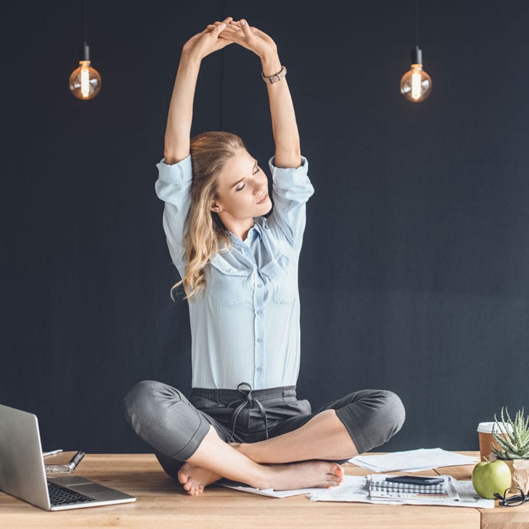 ¿Necesitas un 'break' en la oficina? Practica estas 8 posturas en una silla