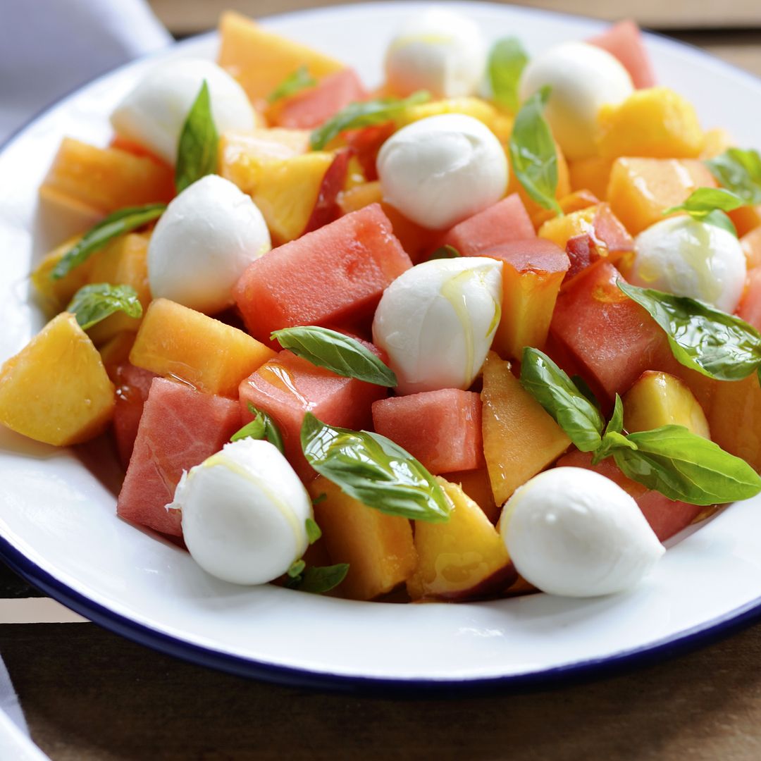 10 ensaladas frescas, ligeras y deliciosas con sandía o melón como ingrediente estrella