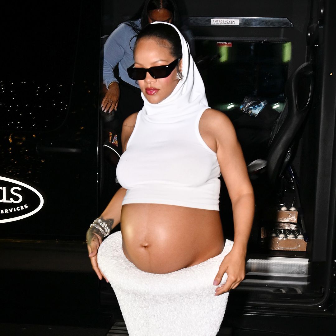Rihanna presume su baby bump con un 'look' futurista