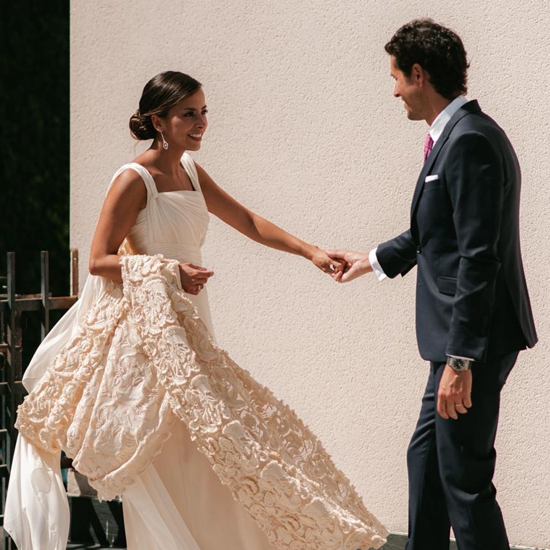 Teresa, la novia que se casó en una antigua fábrica de ladrillo en Segovia y cambió el velo por una espectacular capa desmontable bordada a mano