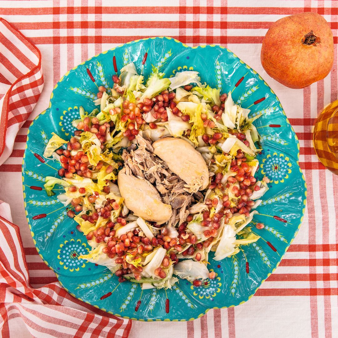 Ensalada de perdiz escabechada con granada y hojas tiernas