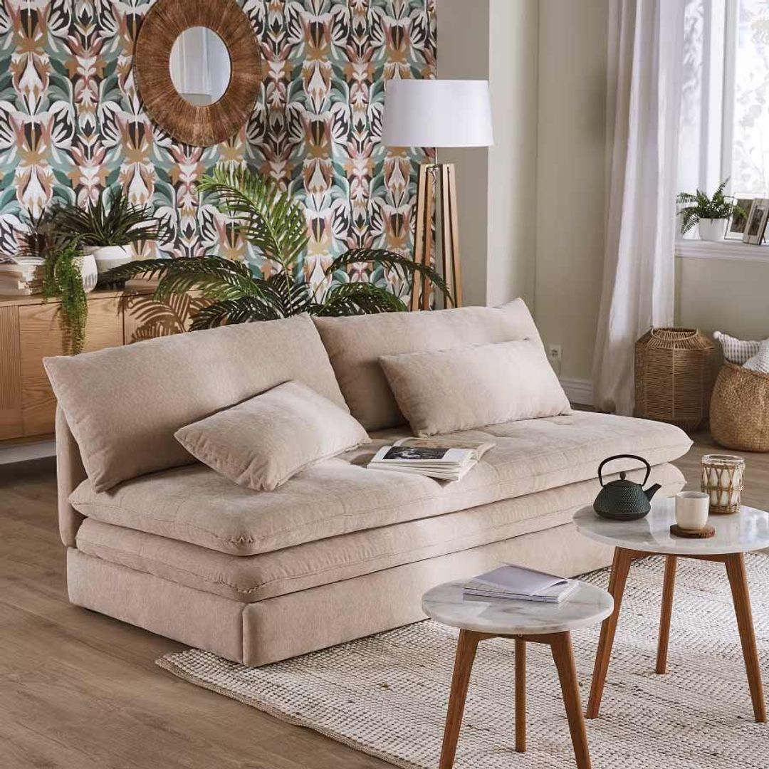 Sofá cama en color 'beige' en un salón decorado en tonos naturales de Maisons du Monde
