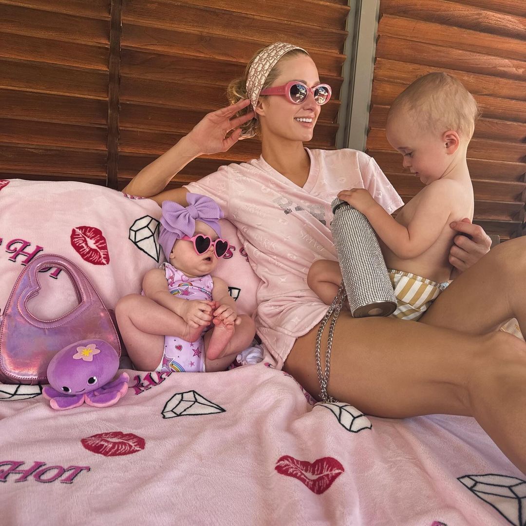 Asi luce la de espectacular Paris Hilton, la megarubia follable. Culazo y pernzas.