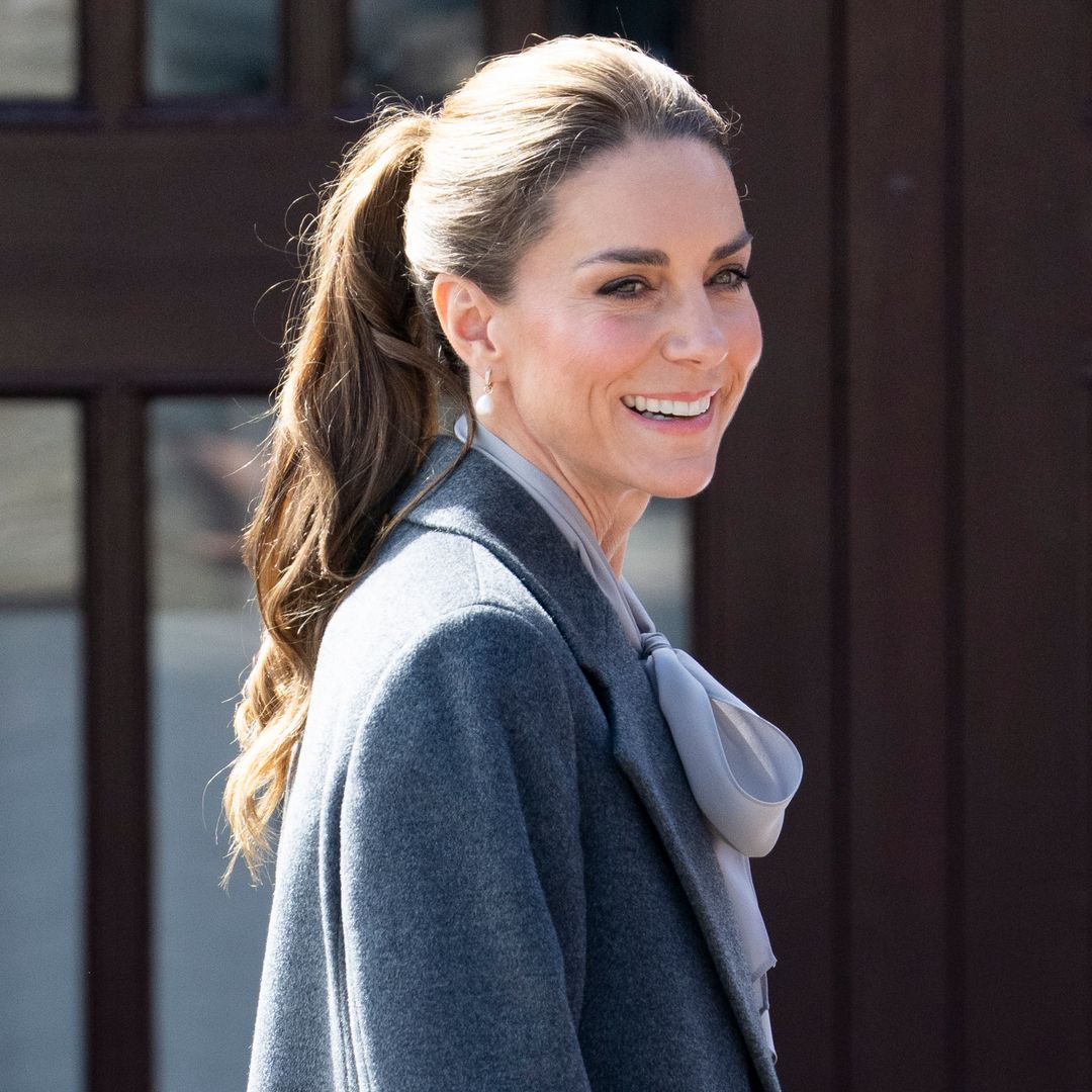 Kate Middleton sorprende con dos looks en menos de 24 horas: el abrigo gris que es puro otoño y la chaqueta verde que estiliza la cintura