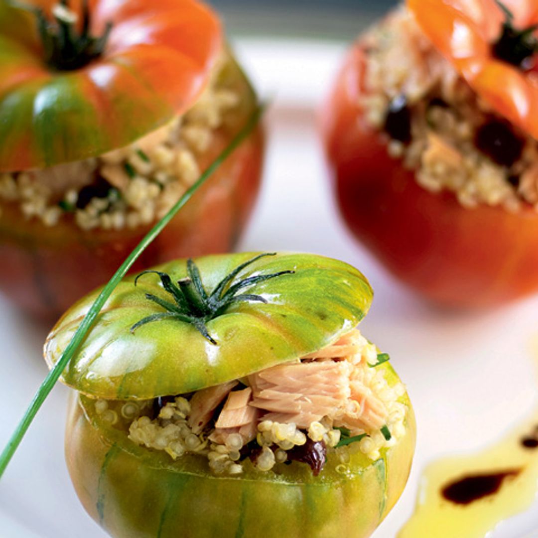 Tomates raf rellenos de ensalada de quinoa