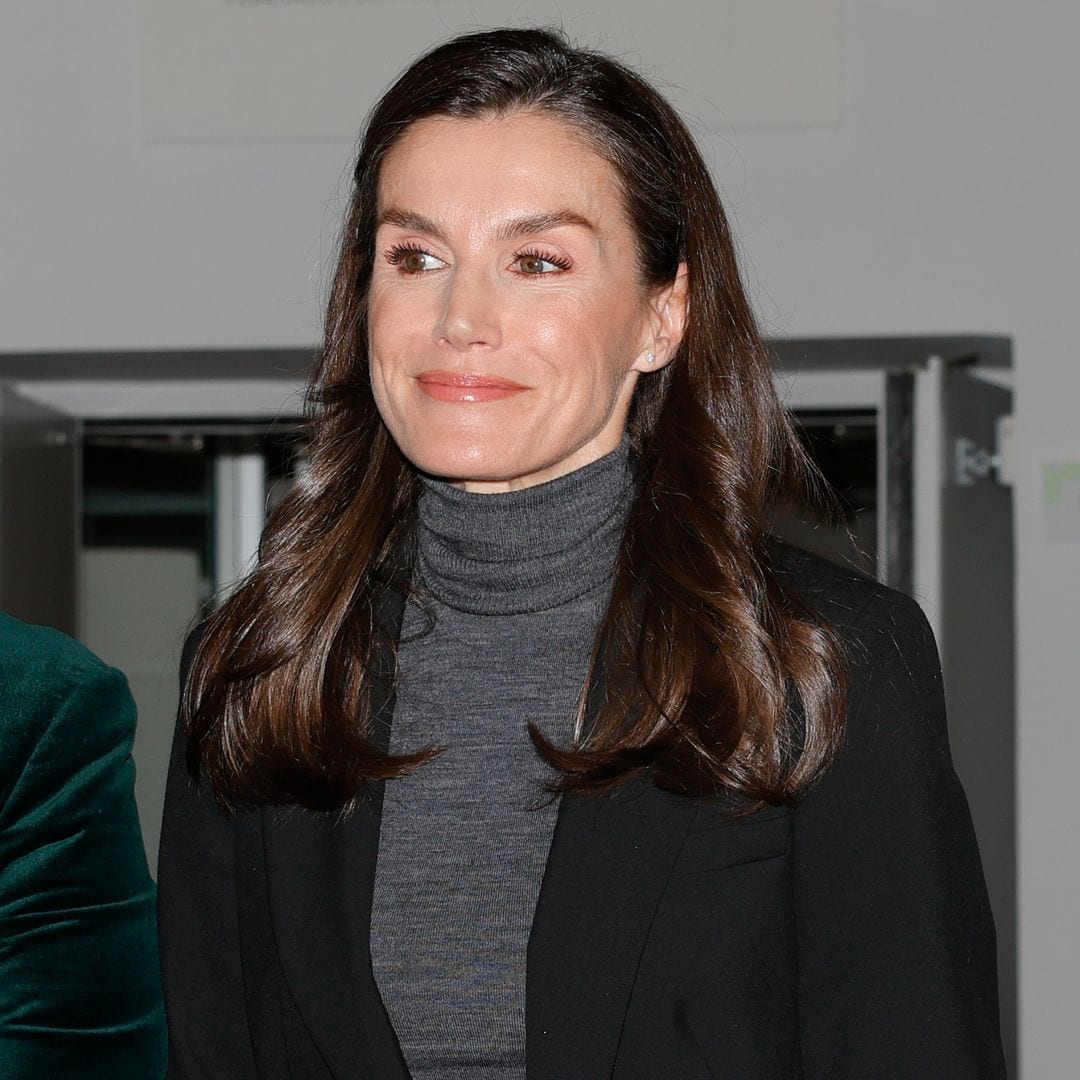 La reina Letizia, antes de viajar a Huelva, aprueba en Madrid la fórmula de Kate Middleton para llevar chaqueta en invierno
