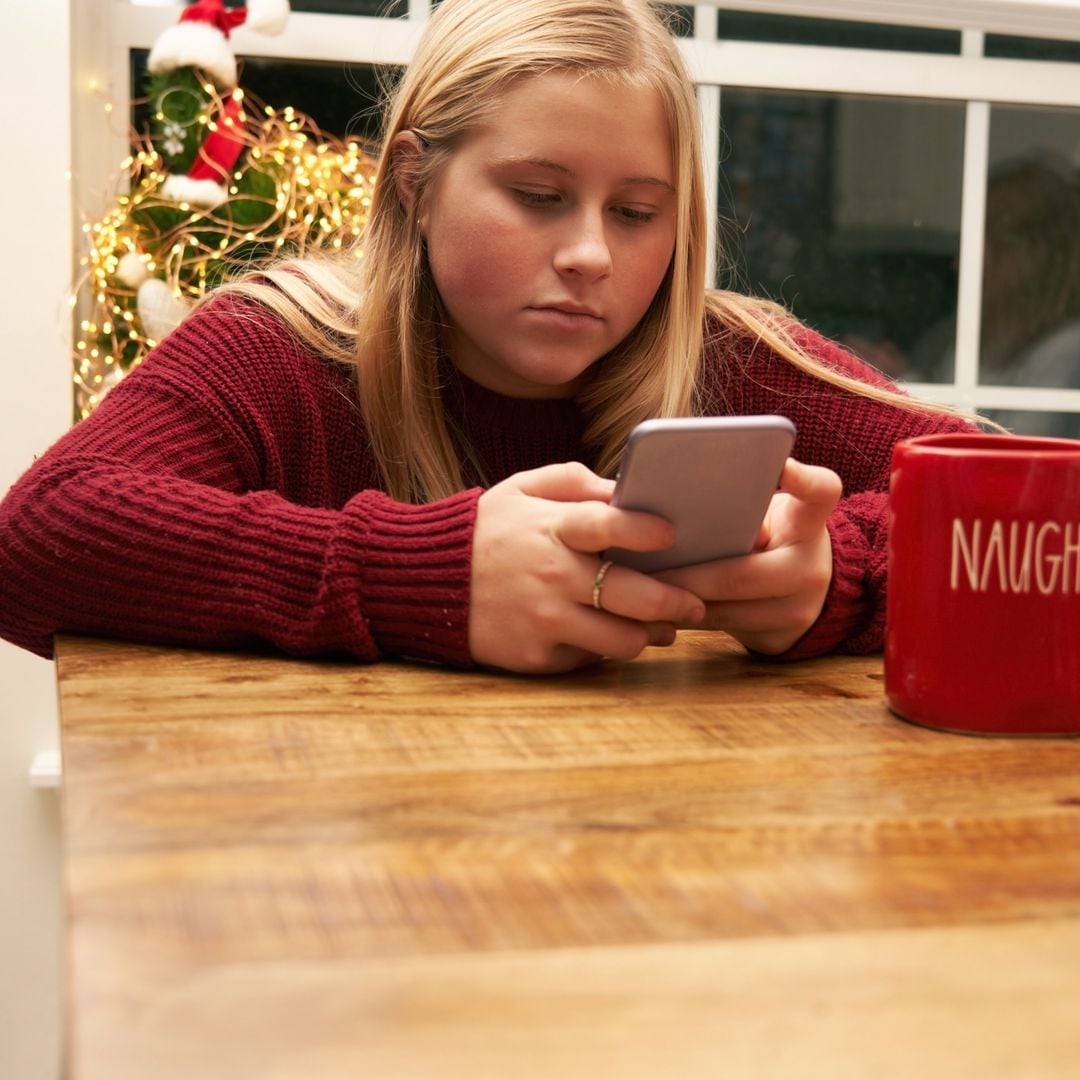 Mariana Capurro, psicóloga, sobre adolescentes pegados al móvil en Navidad: “No suele ser una falta de interés por la familia, sino una estrategia para manejar la saturación”