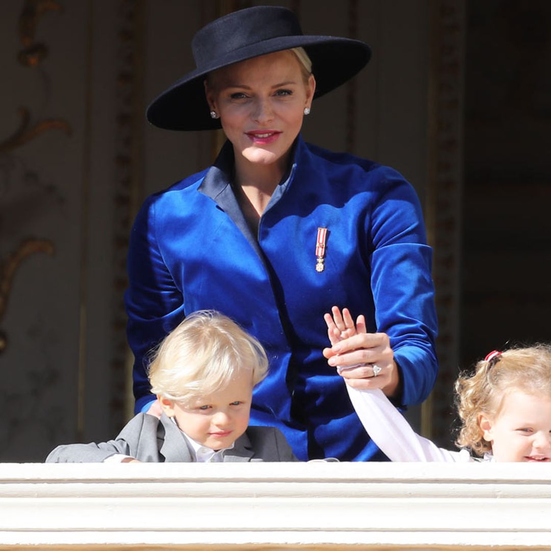 ¿En qué idioma hablan? ¿Quién les lleva al colegio? Charlene de Mónaco cuenta su día a día como madre
