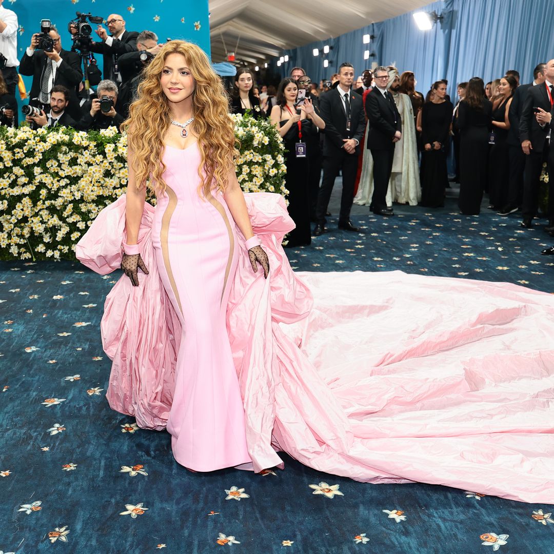 Shakira desfiló por la MET GALA con un look rosa pastel