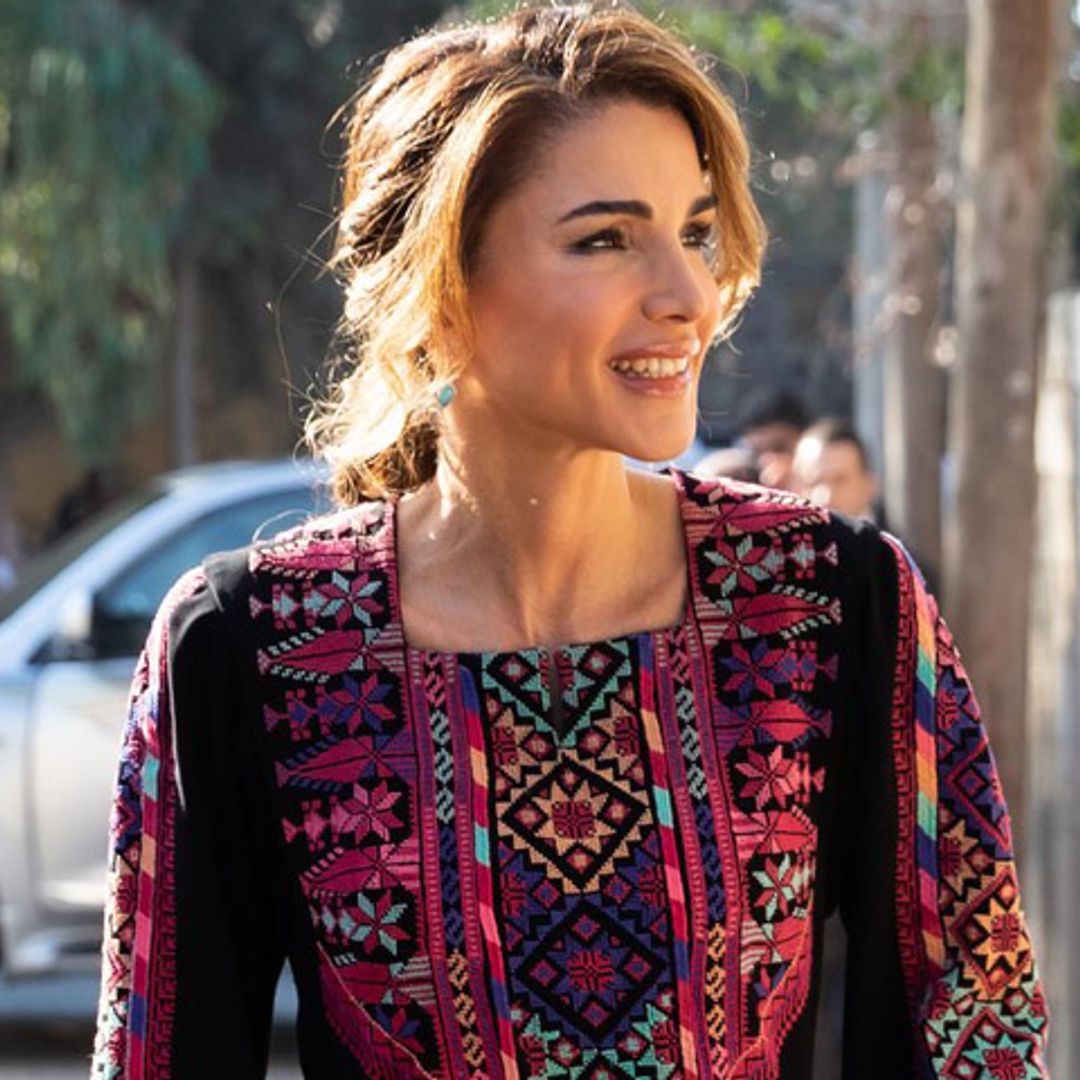 Rania de Jordania juega al despiste con un falso minivestido negro