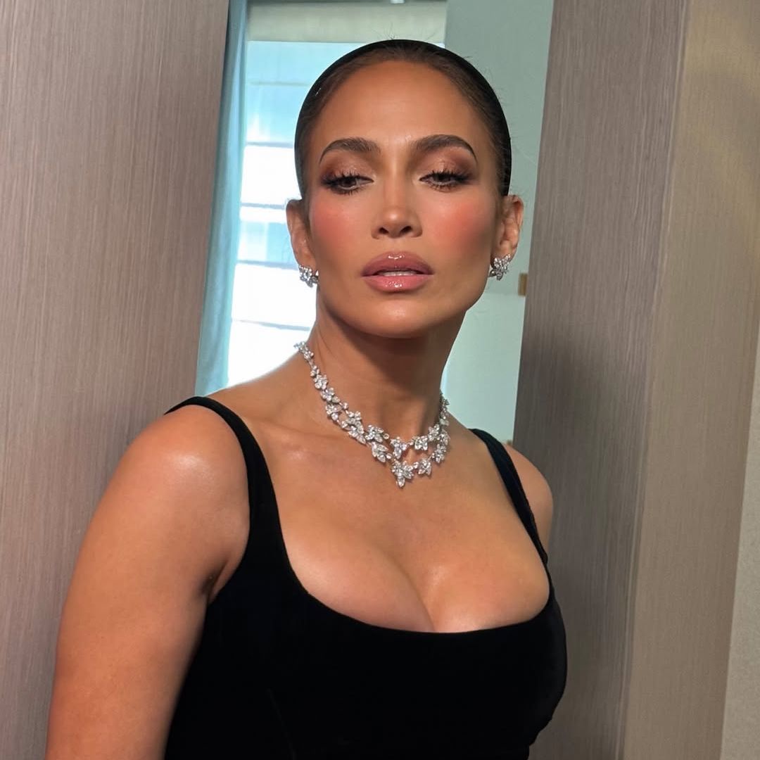 Jennifer Lopez enciende las redes tras su aparición en el enlace de Taylor Swift y Travis Kelce